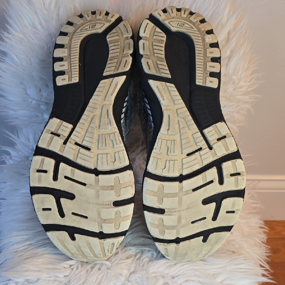 Host Pick π₯³ Men's Brooks Adrenaline GTS 21 Black and White Athletic Shoes - Picture 8 of 8